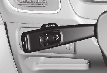 03 Instrument och reglage Blinkers Bilens blinkers manövreras med vänster rattspak. Blinkerlamporna blinkar tre gånger eller kontinuerligt, beroende på hur långt uppåt eller neråt spaken förs.