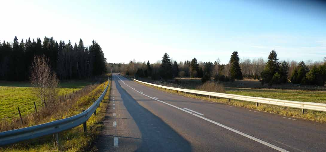 Sammanfattning Den nya vägen dimensioneras som en mötesfri landsväg, med sektionsbredd på 10 meter för enfältiga sträckor och 13 meter för omkörningssträckor. Mitträcke föreslås på hela sträckan.