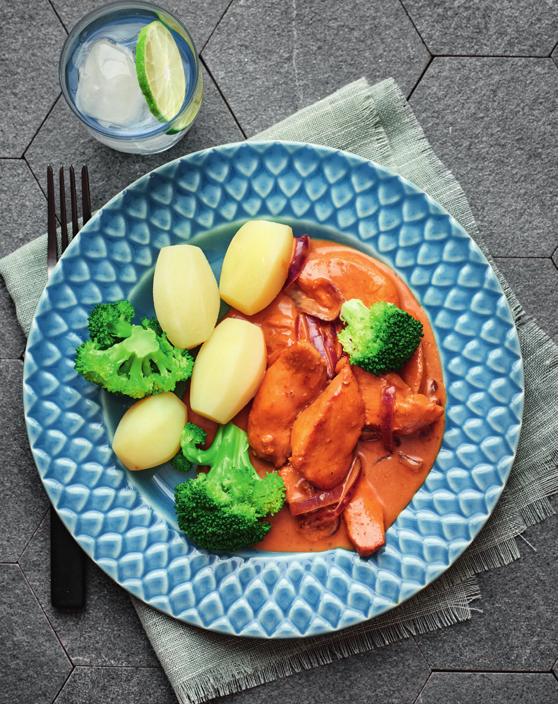 familj v 8 Kyckling i gräddsås och broccoli cirka 40 min d Näringsinnehåll/portion: Energi: 2806 kj/ 671 kcal. Protein 43,1 g. Fett 30,6 g. Kolhydrater 51,8 g.