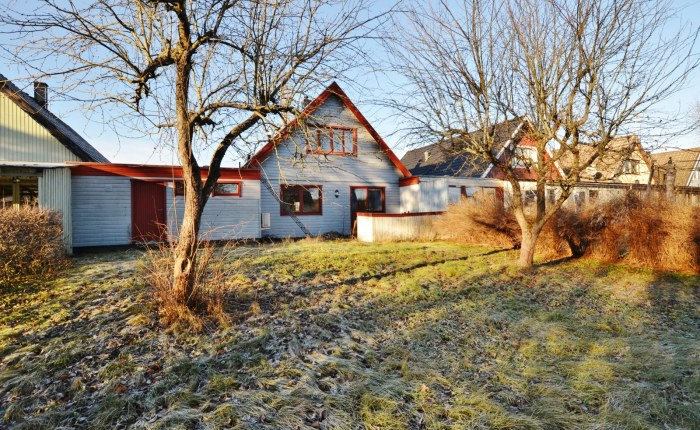 Stensatt uteplats med sydöstläge med