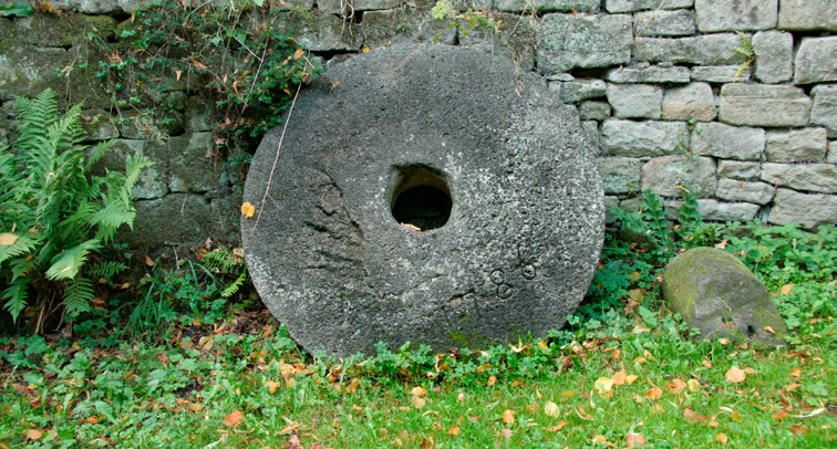 Gammal kvarnsten. Foto, Shutterstock i kyrkan är predikstolen, det senmedeltida krucifixet, dopfunten, tavlor och de många gamla stenarna. Den äldsta läsbara är från.