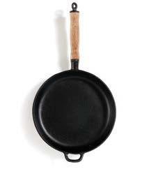 BLINIPANNA BOUGON Stekpanna i gjutjärn med sju mindre formar avsedda för att göra perfekt runda blinis eller plättar.