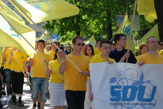 Demonstration mot det politiska våldet Den 5 juni begav sig ett antal