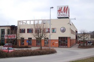Tillbyggnad Lager, magasin 1700kvm Antal våningar 2st Bruttoarea 1700m2 Tillbyggnad av lager i Borås Holmens Gård 1 H&M Rowells, Borås Nybyggnad av H&M:s centrallager på Hultaområdet i Borås.