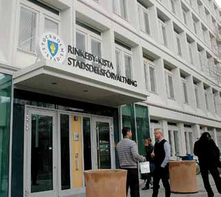stadsdelsförvaltningen Stadsdelsförvaltningen administrerar och utför den service som stadsdelsnämnden beslutar om och ansvarar för.