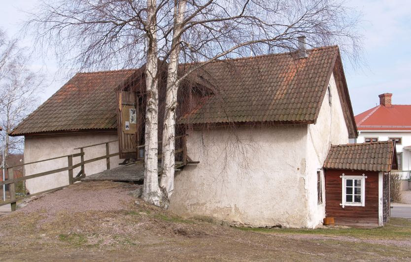 Takkonstruktionen i stenhuset, troligen från 1780-talet. 8 Byggnaden är mycket intressant av flera anledningar. Ytterväggarna är tjocka och murade av natursten och slagg, med putsad och kalkad utsida.