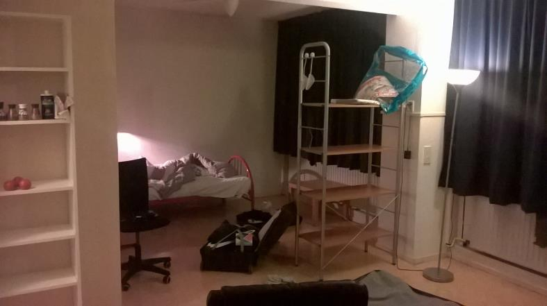 Sovhörnan. kokvrån ligger till vänster, skrivbordshörnan bakom och badrummet snett bakåt till vänster. Utsikt från tionde våning i Roland Holstlaan som jag bodde på.