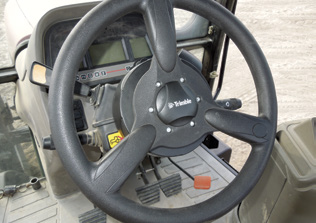 Den integrerade autostyrningen Autopilot Motor Drive förenklar installationen genom användning av elmotorn SAM-200 i stället för en helhydraulisk installation.