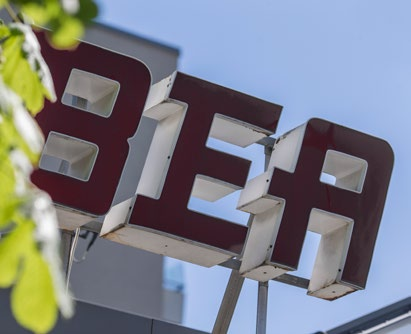 omedelbar anslutning till Höjden. Buss 6 trafikerar området. Shopping BEA erbjuder ett stort sortiment och en fin delikatessdisk och närbelägna Coop lockar med generösa öppettider.