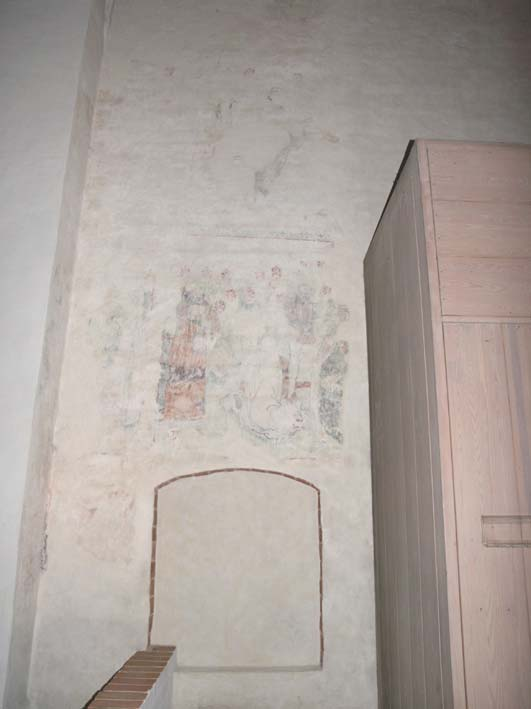 Figur 24. Målningar på östra sidan om den södra entrén, travé 7, före rengöring. Foto: Helén Sjökvist. Figur 25.