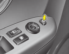 Lär känna bilen VIKTIGT Speglarna kan justeras även med tändningsnyckeln i läge LOCK.