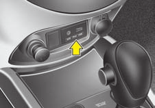 Använd inte elektriska tillbehör som riskerar att störa radion eller skada bilens elektronik. Typ A Typ B OAM049088 OBS Om du ansluter t ex en MP3-spelare till eluttaget kan det uppstå störningar.