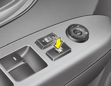 Lär känna bilen OAM049014 Spärrknapp för reglagen på passagerarnas dörrar Med knappen, som pilen visar, kan reglagen på de övriga dörrarna spärras.