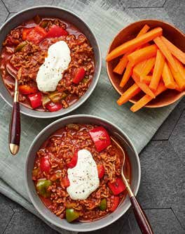 familj v 8 Köttfärsgulasch cirka 40 min a Näringsinnehåll/portion: Energi: 3050 kj/ 729 kcal. Protein 32,3 g. Fett 39,9 g. Kolhydrater 60,3 g.