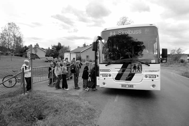 11 Högsta tillåtna hastighet borde vara 3 km/ tim vid passerande av buss som stannat för av- och påstigning Andel som instämmer 9 1 8 6 4 Hastighetsgräns 3 km/tim vid buss som stannat för av- och