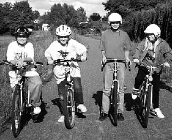 4a Andel barn som alltid eller nästan alltid använder hjälm då de cyklar på tvåhjulig cykel 1991 1995, 1999 3, 5 9 6 år 4b 7 12 år 1 1 8 8 6 6 4 4-91 -93-95 -97-99 -1-3 -5-7 -9-91 -93-95 -97-99 -1-3