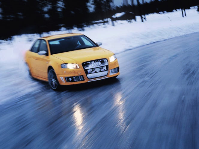 2 RS4 är en av de absolut skojigaste att köra gäller det ljudet är det en vinnare HOHENTHAL OM BMW 135i & AUDI RS4 BMW 135i har den kanske bästa sittpositionen för mig, bra med snabb tilt på stolen.