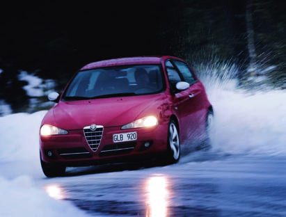 A L F A 1 4 7 Q 2 / 5 9 % Alfa Romeo 147 Q2 har en stor fördel diffbromsen som ger kanongrepp! 7 Kan en framhjuls- och dieseldriven kompakt verkligen vara något här?