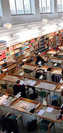 Öppet för alla Göteborgs universitetsbibliotek är ett offentligt bibliotek. Alla är välkomna att öppna lånekort som gäller på UB:s tio bibliotek.