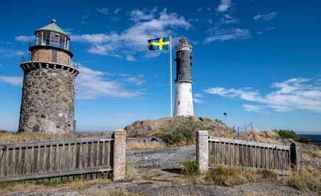 Understens nya fyr 100 år Dan Thunman (text) & Ulf Schloss (foto) Understens fyrplats med den gamla fyren till vänster och jubilaren till höger.