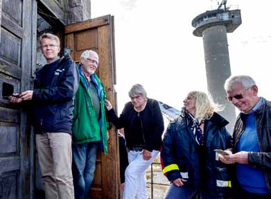 Minnesplaketten monteras, från vänster. Dan Thunman, Esbjörn Hillberg, Marianne Brus, Ann-Catrine Zetterdahl och Urban Karlström.