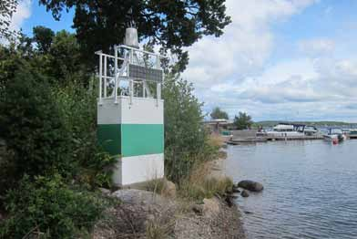 Inte världens pampigaste fyr - en ljuspunkt med dramatisk historia Ulf Wade Andersson Den Internationella fyrdagen, söndagen den 21 augusti befann jag mig i Stockholm och funderade på vilken fyr jag
