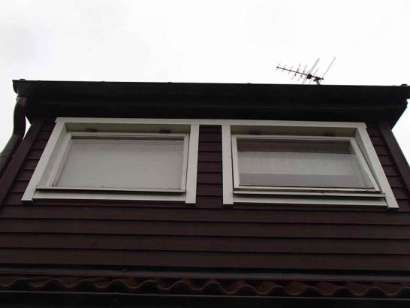 För att kontrollera omfattningen av de rötskador på dessa två fönster rekommenderas att fackman kontaktas för ett eventuellt fönsterbyte.