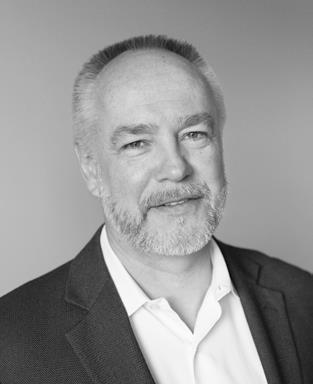 AB och Sveriges godaste matmarknad AB. BSc, examen från London School of Economics, 1996. Henrik Rammer äger privat, vid tidpunkten för årsredovisningens avgivande, 504 818 aktier i Chordate.