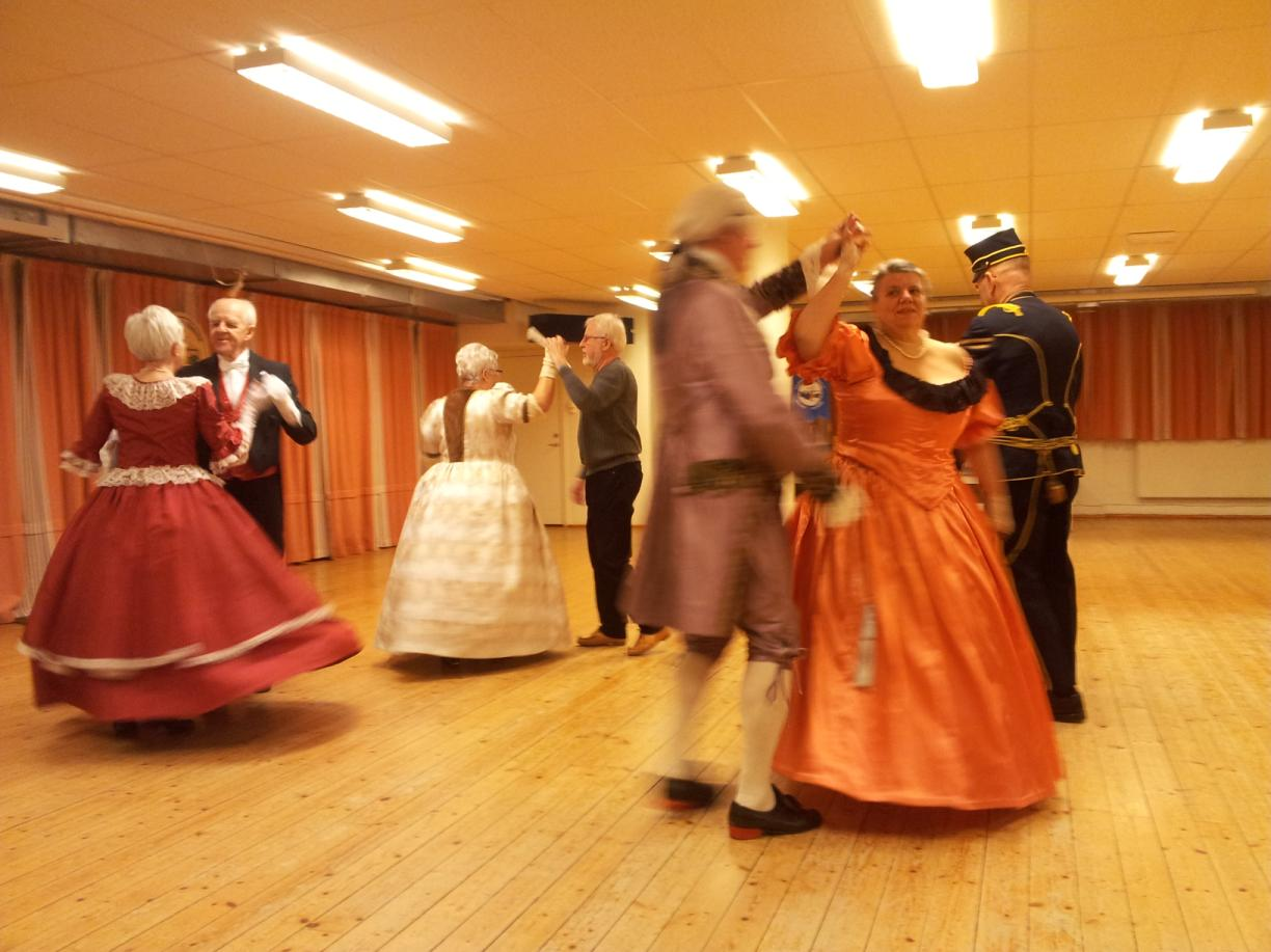 Besök hos Herrskapsdansarna Lions club Reng Höllviken gästade herrskapsdansen. De flesta dansarna hade klätt upp sig och vi fick se dem framföra ett par danser.