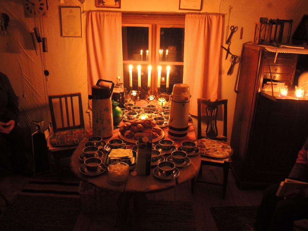 Stearinljus var alltså enda belysningen. Livlig lördag Under långa tider händer inget och så händer allting på en gång som i lördags.