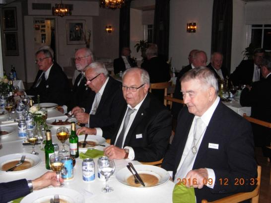 Br Lars-Gunnar berättar om biodlarens vedermödor.