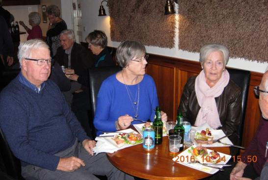 Extra bord och stolar fick bäras in i klubblokalen men