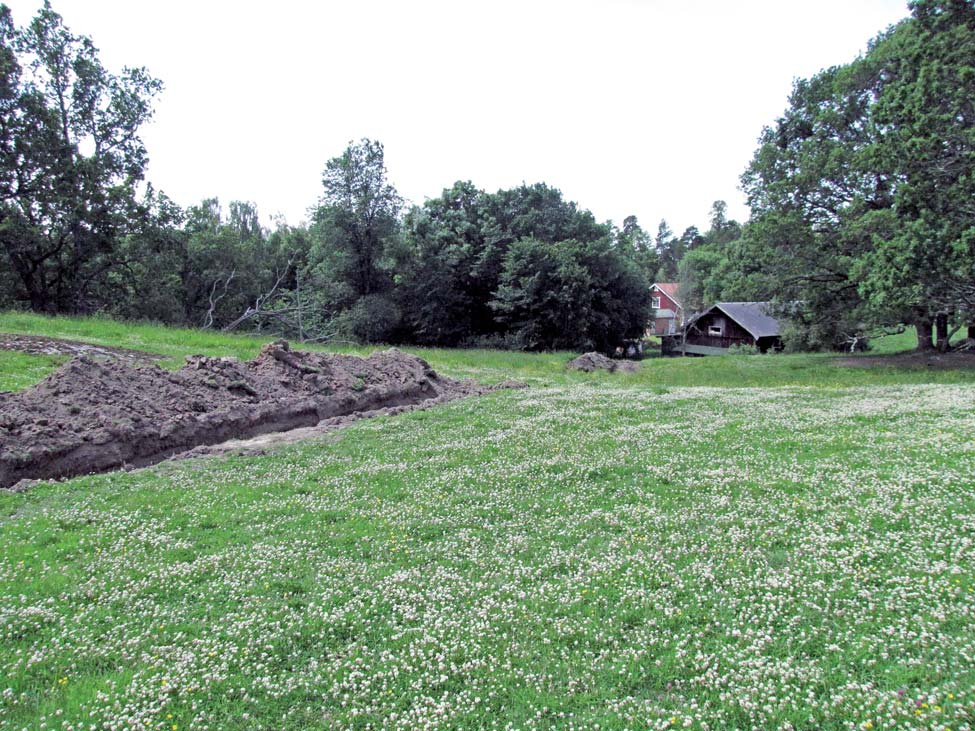 Figur 4. Schakt 2 och 3. Mot sydväst. Foto Fredrik Samuelsson, ÖM. Referenser Feldt A-C. 1994. Telekabelsträckning Risinge-Lotorp. Arkeologisk utredning. Risinge socken. Finspångs kommun.