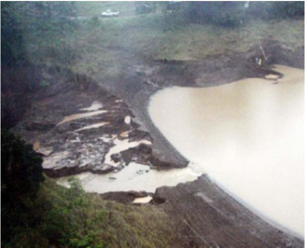 - 26-3.3 Ka Loko Dam Ka Loko Dam gick till brott i mars 2006 efter en period med häftiga regn, se Figur 3-6. Dammen byggdes 1890 för att ge vatten till ett sockerbruk.