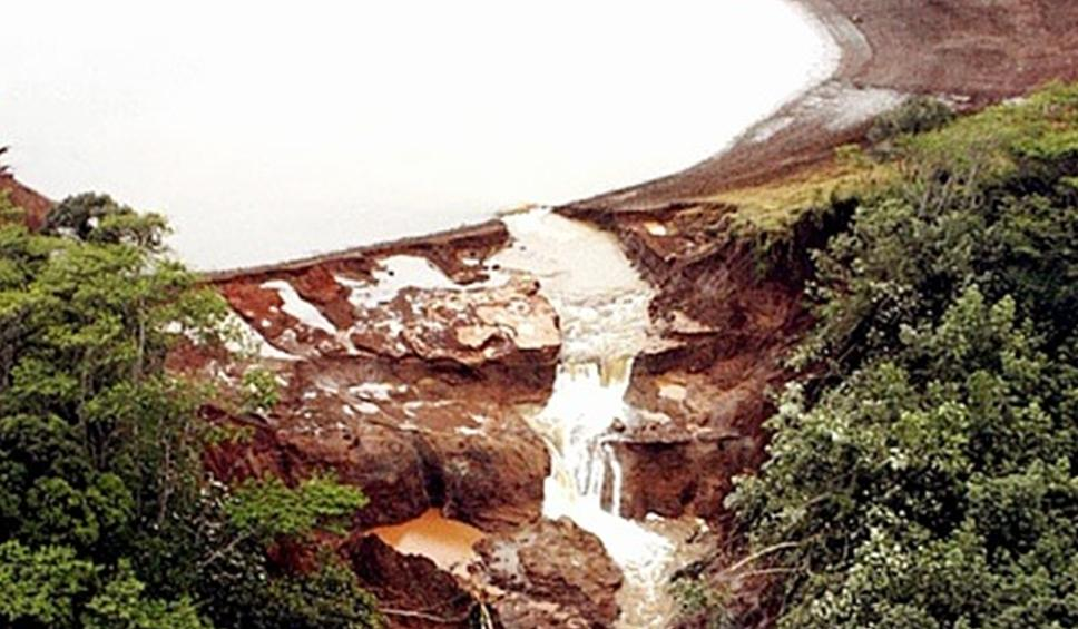 Figur 3-6 Ka Loko Dam Dammbrott 2006 I mars 2006 regnade det under en längre period och dammen rasade eftersom utskovet var delvis blockerat.