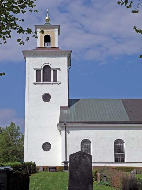 Tidigare kända renoveringsarbeten De senaste arbetena som berör kyrkans exteriör utfördes 1998. Då lagades putsskador på tornet och samtliga fasader avfärgades.