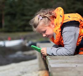 Ett praktiskt förvaringsutrymme på babordsida passar längre föremål som båtshake och fiskespö. På styrbordsida finns det förvaring för mindre saker som mobiltelefoner, plånbok och liknande.