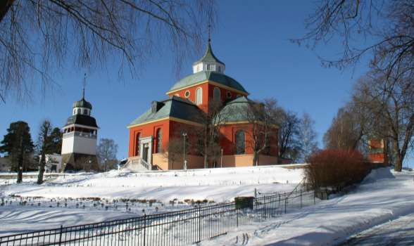 1 2 Karaktärisering av kyrkoanläggningen 2.1 Kyrkomiljön År 1620 fick Söderhamn stadsprivilegier sedan ett gevärsfaktori förlagts till den gamla handelsplatsen.