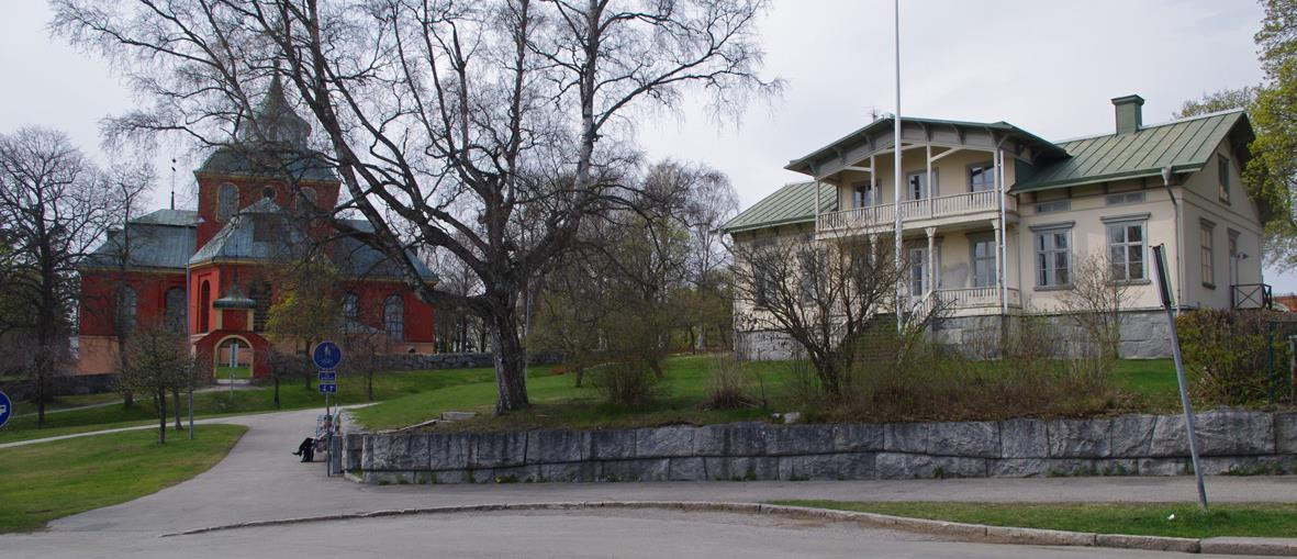 Figur 1 - Fastigheten Lagern 9 och Ulrika Eleonora kyrka Byggnadskultur och gestaltning Huvudbyggnaden är från 1872 men har rustats och byggts om.