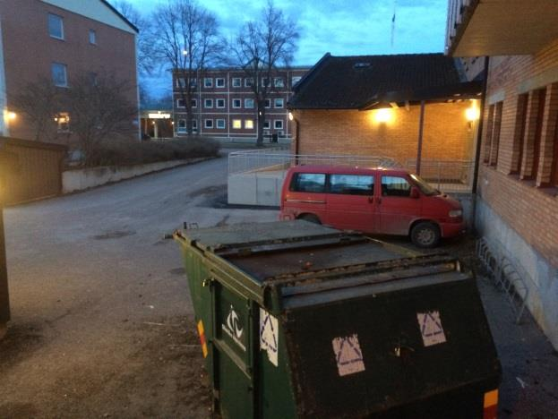 4(16) Protokoll för trygghetsvandringen Plats 1 och 2 Garagen vid Kunda (Lastkajen gamla posten) Undermålig belysning, mycket mörka utrymmen finns. Lätt för någon att gömma sig i alla mörka hörn.