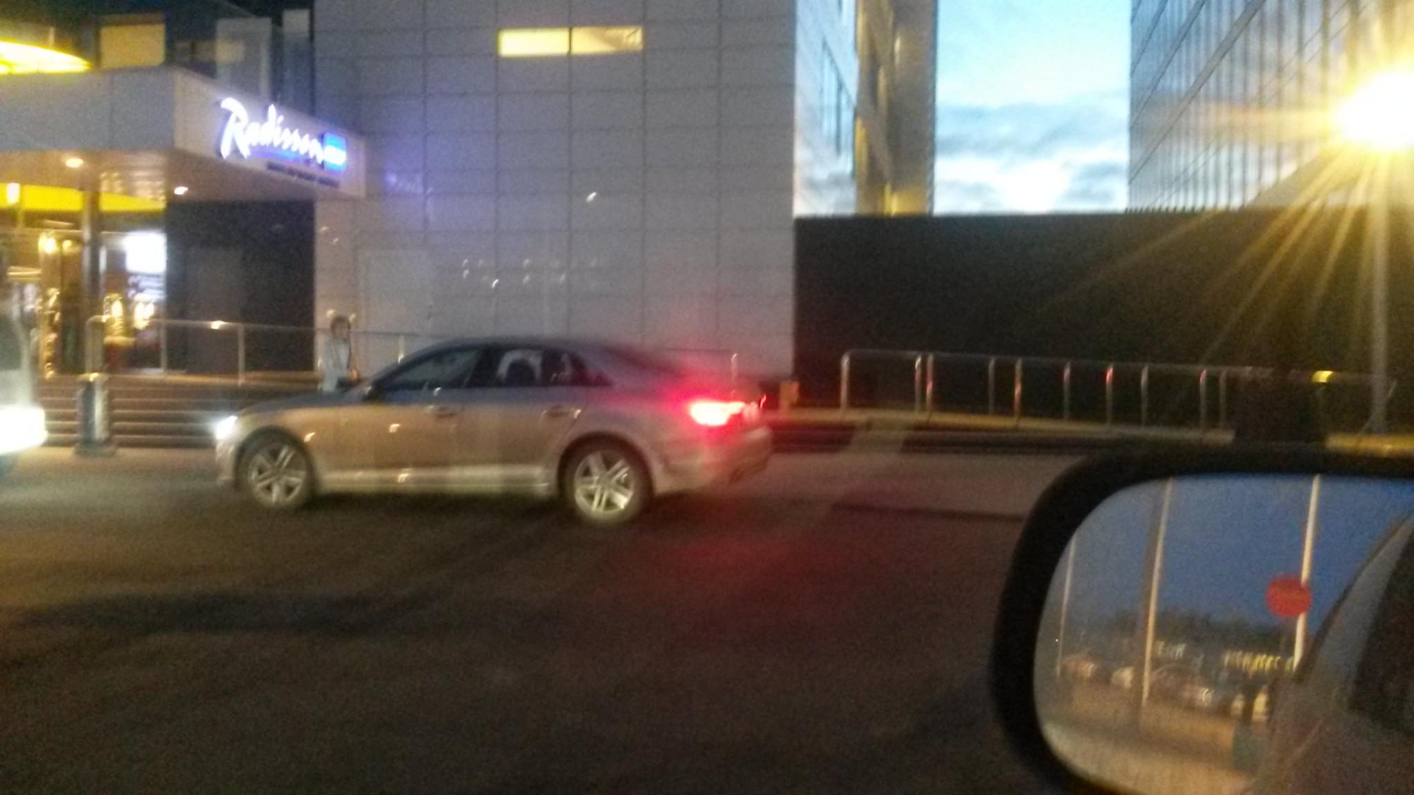 hållet från parkeringsplatserna för rörelsehindrade, ni rörelsehindrade
