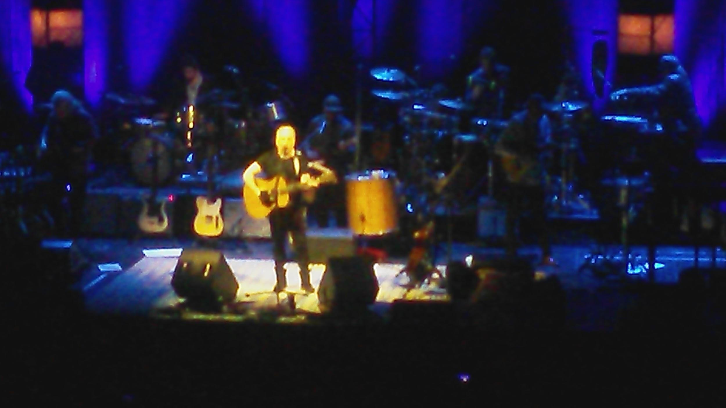 Men nu satt vi och njöt, vi hade bra platser och Paul Simon är även en otrolig duktig scen preformer spektakulärt och absolut utöver det vanliga, även när elen till instrumenten försvinner en gång,