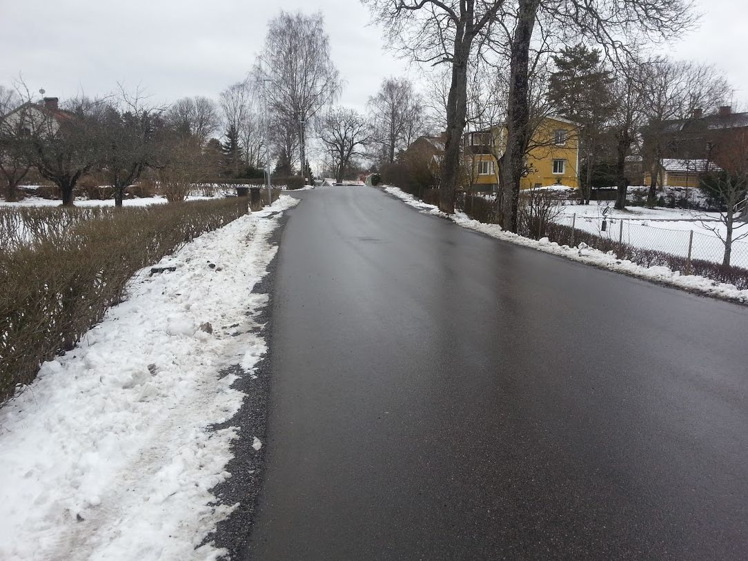 1)GC väg/belysning 1)Kommun, 2)Dålig upplys. Få parkeringsplaser.