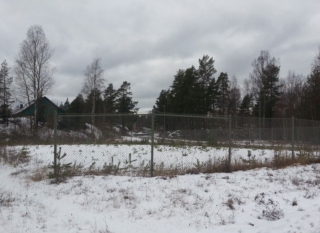 lekande och cyklande barn. 2)Ovårda inryck med oklippa gräsyor och buskage.