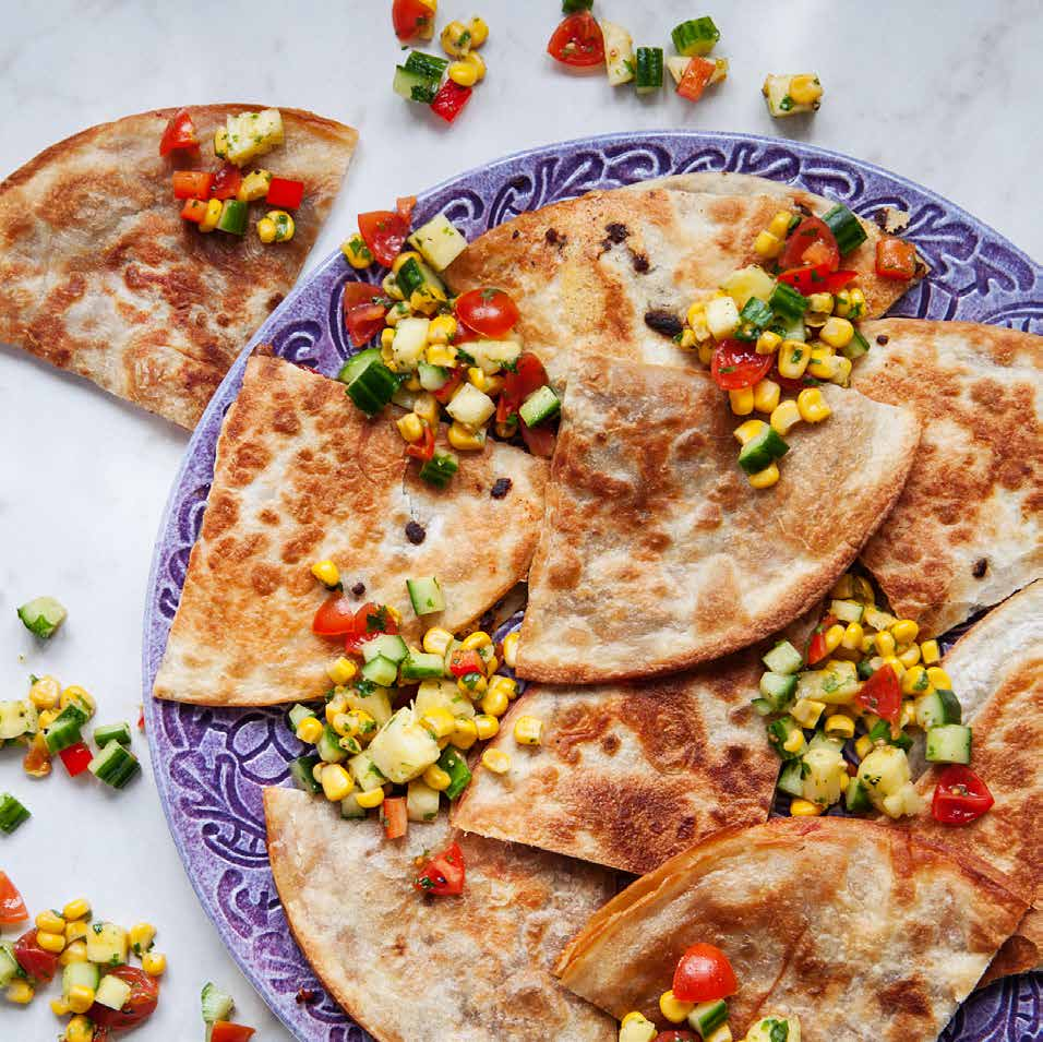 TORTILLASNITTAR med majssallad Ca 20 min Tortillasnittar 1 förp vegetarisk färs 1 tsk paprikapulver* 1 tsk spiskummin* 1 tsk torkad oregano* ½ tsk salt* 1 krm svartpeppar* 1 förp tortillabröd 1 burk