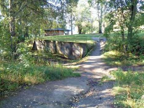 Bild 23: Grillplats ovanför badet Bild 24: Gör en bro över bäcken och en väg från Naturporten till grillplatsen Vanligtvis används