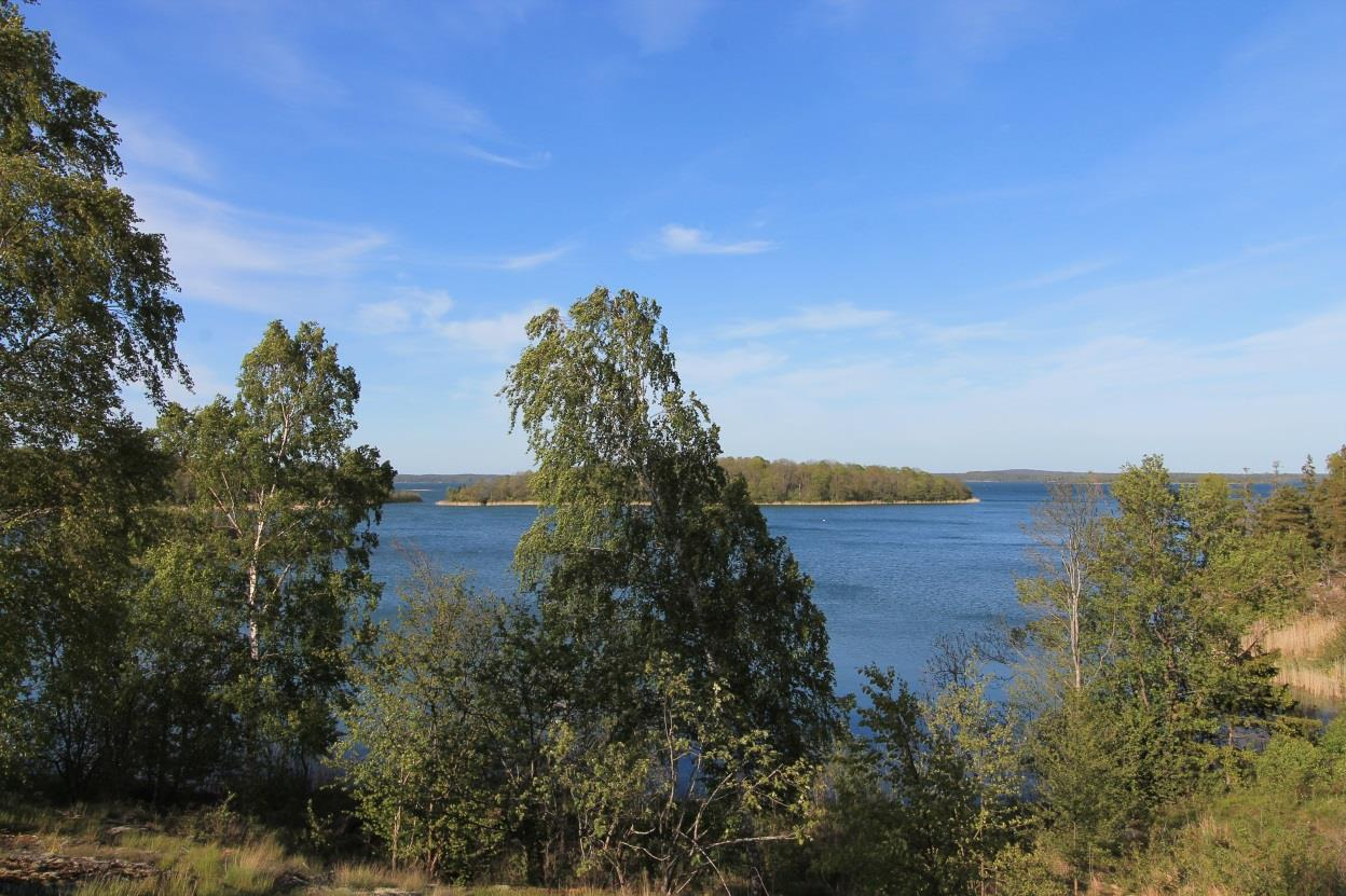 Nybyggd RADHUSLÄGENHET, 4 R+K om 104 m 2 med balkong, terrass och carport i attraktivt läge på Järsö Presentation Nybyggd radhuslägenhet om 4 R+K+B om 104 m 2 i högt, storslaget och sjönära läge på