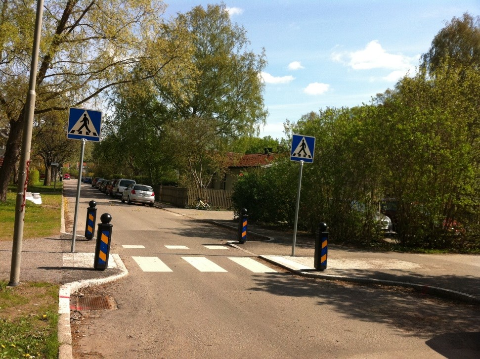 Sida 3 (5) Avsmalning till ett körfält För att underlätta för gående- och cyklister att korsa en gata kan gatan avsmalnas tillfälligt vid passagen.