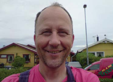 KIF-ledare Medlemsavgift 2012 Äntligen vår i luften och med den är fotbollen igång igen! Familj 300 kr Det är jätteroligt att Fredrik, Fredrik och Jörgen nu startar något som (inklusive barn t.o.m. 20 år) kallas Fotbollslek, en verksamhet där man i första hand har roligt tillsammans och med fotboll.