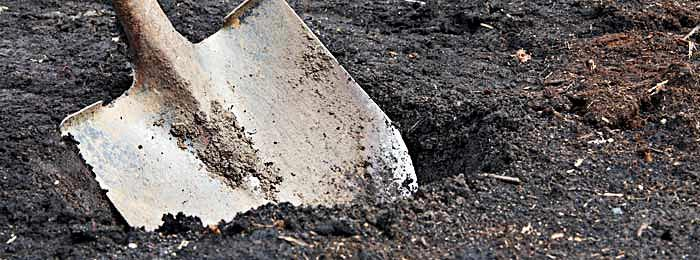 Nedgrävning innebär att man gräver ner mindre mängder trädgårdsavfall under jorden på ca 10-25 cm djup.